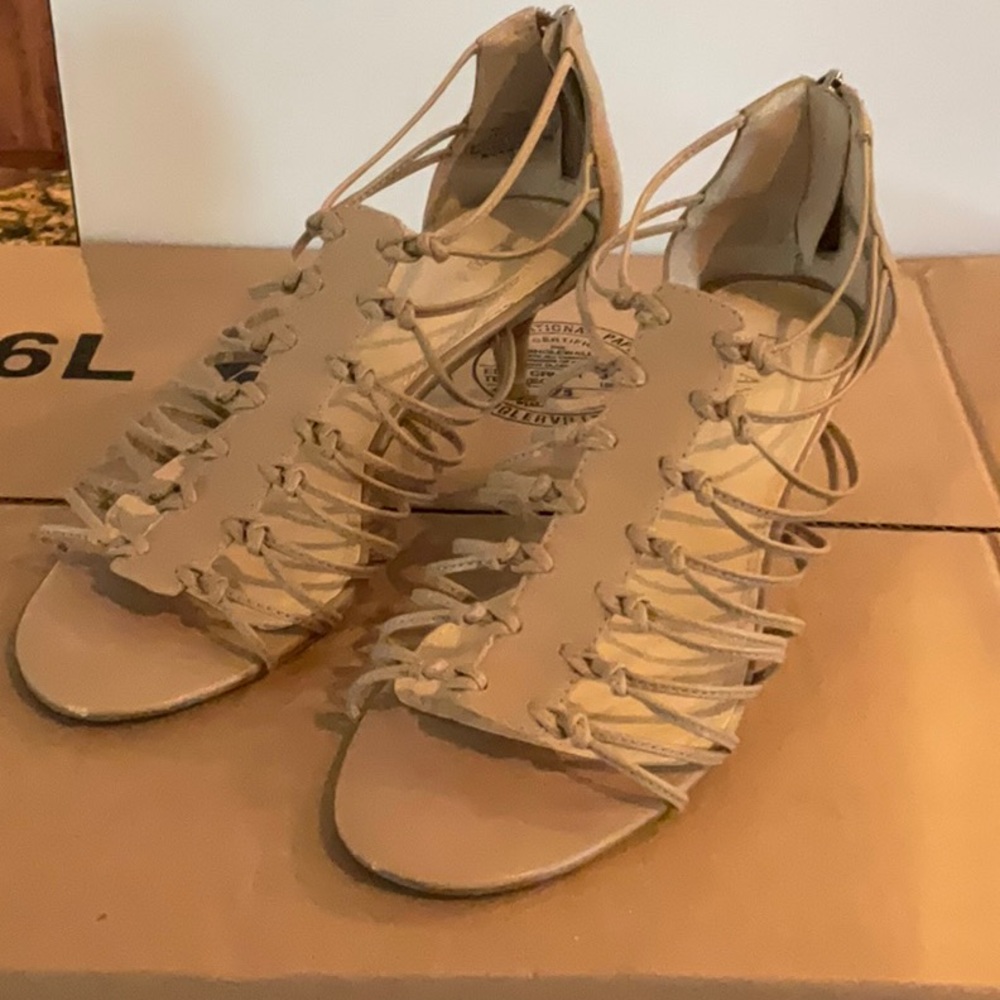 ENZO ANGIOLINI NUDE KITTEN HEEL